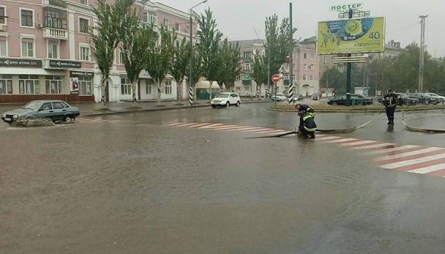 У Краматорську через дощ утворилася калюжа глибиною близько метра