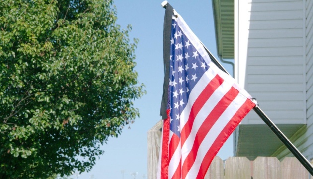 У п’ятницю у Штатах по всій країні приспустили державні прапори