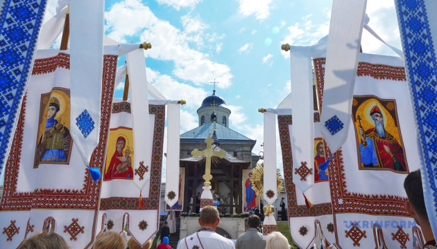На Прикарпатті понад 15 тисяч вірян молилися за мир в Україні