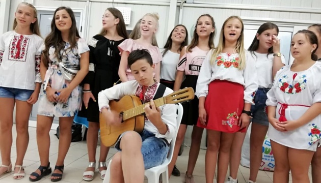 У Греції для 49 дітей з Донецької області влаштували гостинний вечір