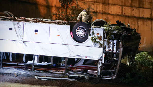 В Росії автобус із туристами впав із 10-метрового обриву, є жертви