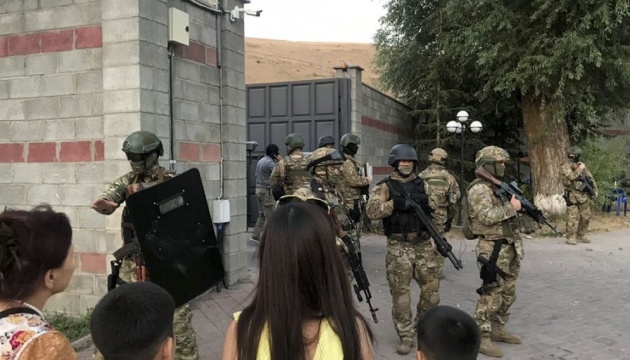 Резиденцію експрезидента Киргизстану оточила міліція, туди їдуть 11 бригад 