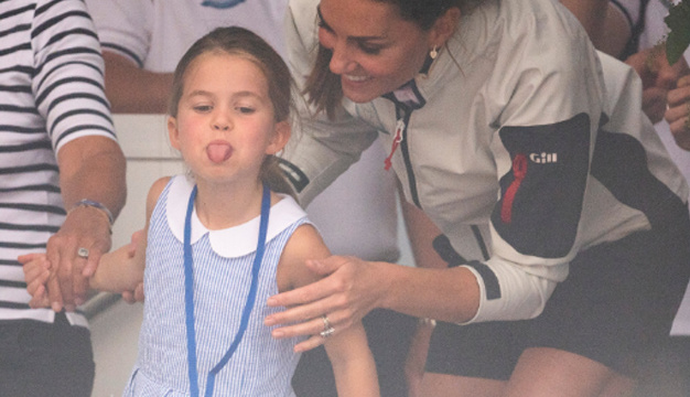 Принцеса Шарлотта показала язик учасникам вітрильної регати
