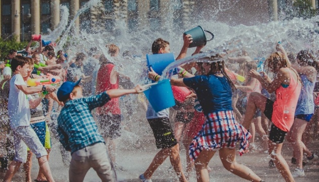 Спортивні вихідні: битва водяними кульками, козацькі розваги та футбольний матч