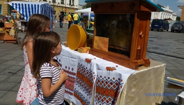 У Житомирі влаштували ярмарок меду