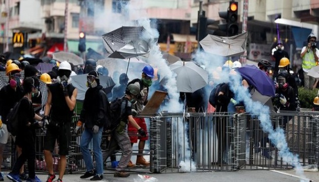 Протести у Гонконзі: знову сутички з поліцією і сльозогінний газ