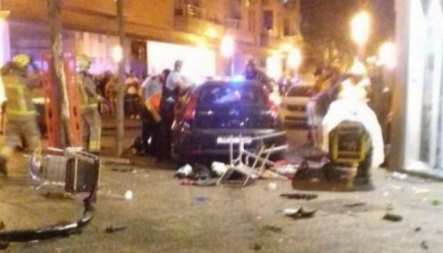 В Іспанії авто врізалося у бар, є постраждалі
