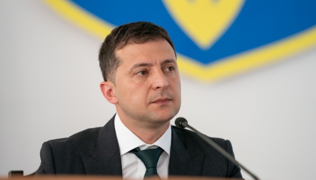 Зеленський вніс зміни до указу про дипломатичний та службовий паспорти України