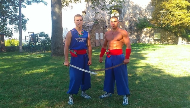 Le hopak de combat, un art martial ukrainien, présenté en France (vidéo)