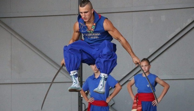 Le hopak de combat, un art martial ukrainien, présenté en France
