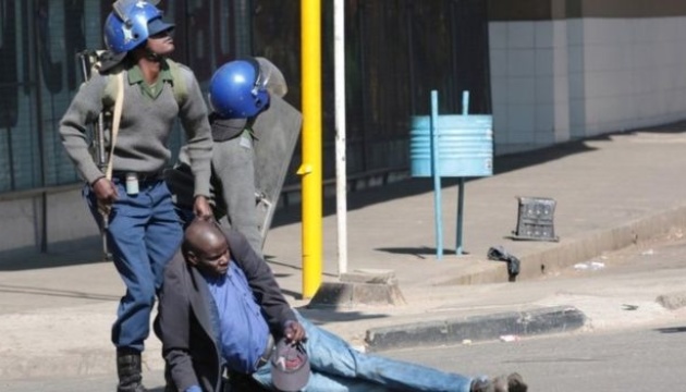 У Зімбабве поліція жорстко розігнала демонстрантів