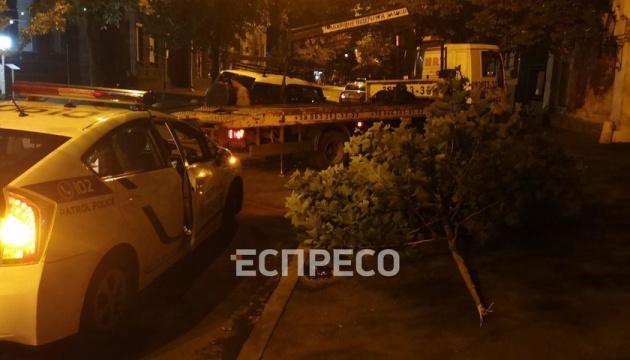 ДТП у столиці: позашляховик вилетів на тротуар і протаранив дерево