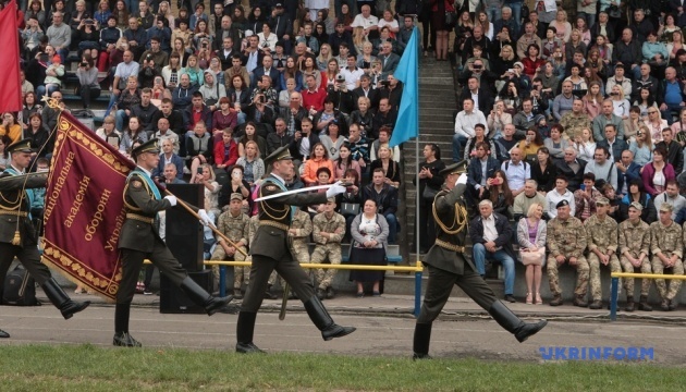 Майже 400 майбутніх офіцерів запасу склали військову присягу в Києві
Майже 400 майбутніх офіцерів запасу склали військову присягу в Києві