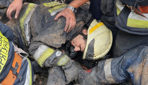 У Дніпрі через пожежу обвалився дах будівлі, троє рятувальників травмовані