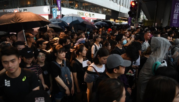 Десятки тисяч людей знову вийшли на протестну ходу у Гонконгу
