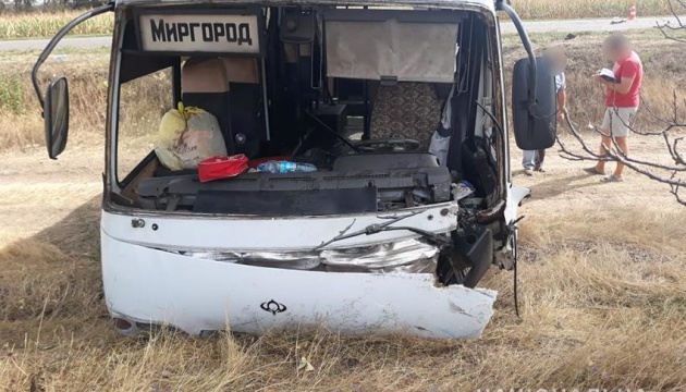 На Черкащині іномарка влетіла в автобус, троє загиблих На Черкащині іномарка влетіла в автобус, троє загиблих