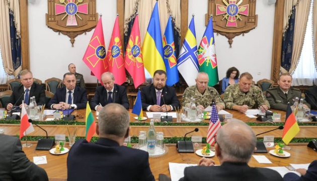 Defense minister, chief of general staff meet with strategic NATO advisers 