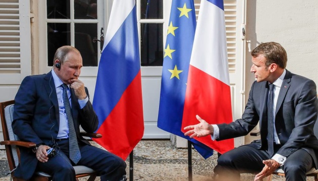 Macron établit un lien entre le retour possible de la Russie au G8 et la situation en Ukraine