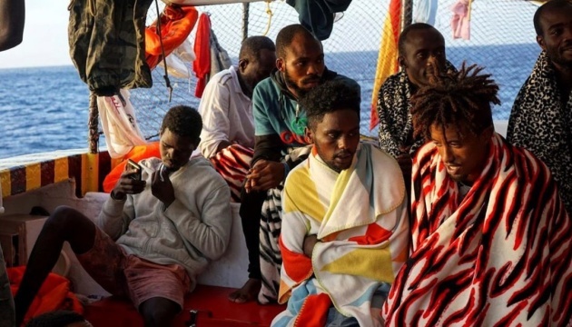 В Італії після трьох тижнів очікування зійшли на берег понад 80 мігрантів