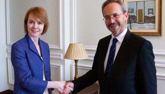 Österreichischer Botschafter überreicht stellvertretender Außenministerin Kopien der Beglaubigungsschreiben