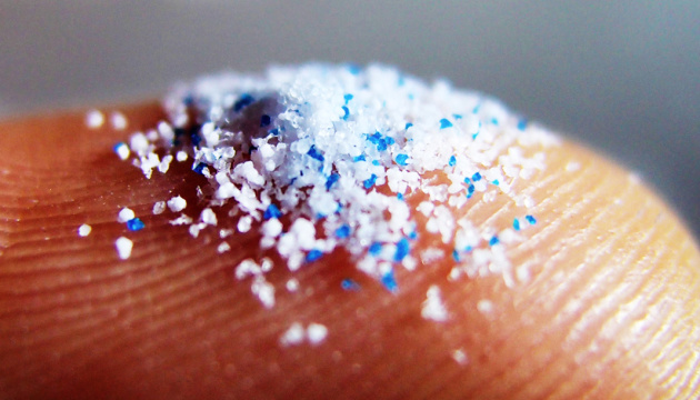 Вчені винайшли, як видалити мікропластик з води за допомогою бактерій