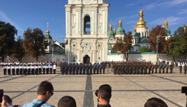 Na Placu Sofijskim w Kijowie została uroczyście podniesiona flaga państwowa WIDEO