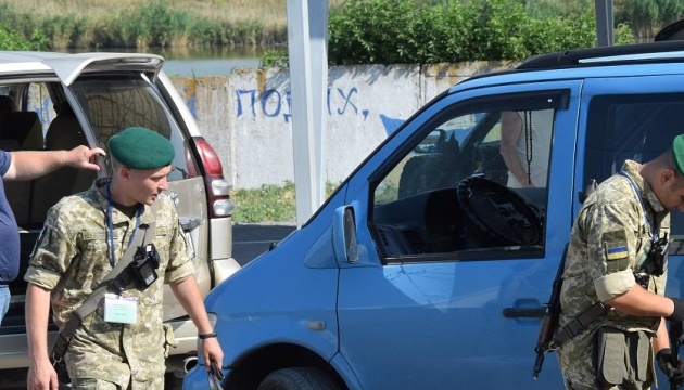 У пунктах пропуску на Донбасі у чергах - 230 автомобілів У пунктах пропуску на Донбасі у чергах - 230 автомобілів