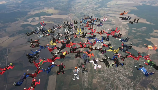 Уперше в Україні скайдайвери склали фігуру 100-way