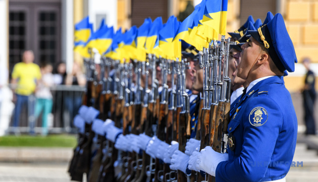 La Bandera Nacional de Ucrania es izada solemnemente en la Plaza de Sofía en Kyiv