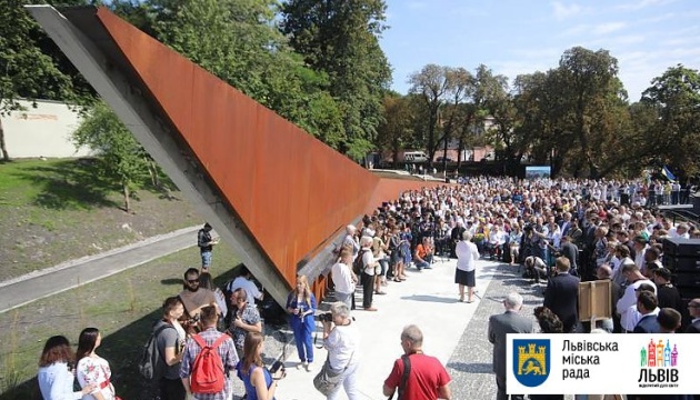 У Львові відкрили першу частину Меморіалу пам'яті Героїв Небесної сотні