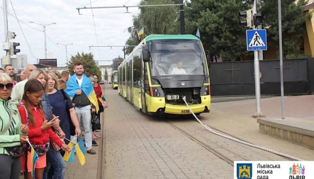 У Львові встановили рекорд з перетягування трамваїв