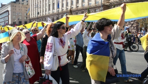 На Марші захисників влаштували флешмоб на підтримку полонених і в’язнів Кремля
