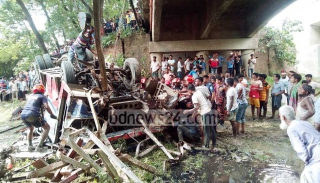 У Бангладеш автобус впав з мосту, є загиблі