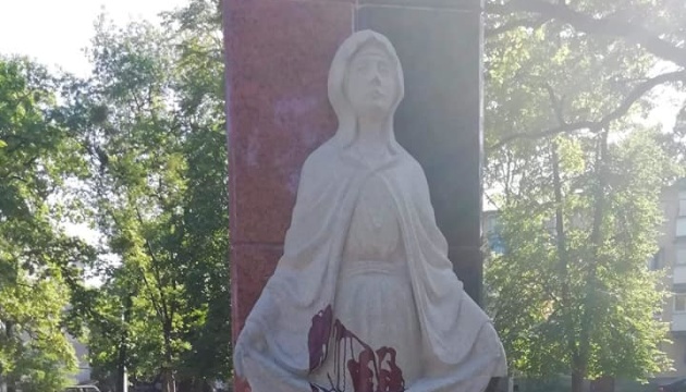 Під Житомиром вандали облили червоною фарбою пам’ятник захисникам України