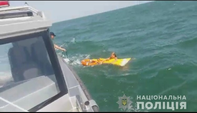 На Херсонщині врятували дівчину, яку віднесло на матраці в море