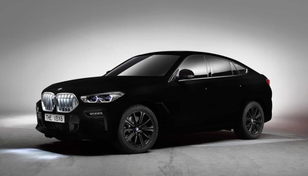 BMW показала самый черный в мире автомобиль