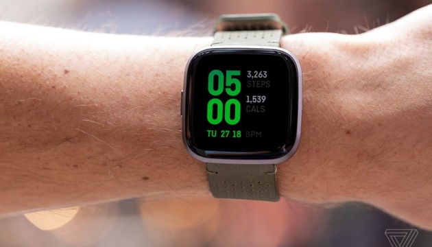 Fitbit представив розумний годинник із голосовим асистентом