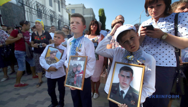 Familiares de los matados en Ilovaisk celebran una manifestación cerca de la Embajada rusa en Kyiv (Fotos)