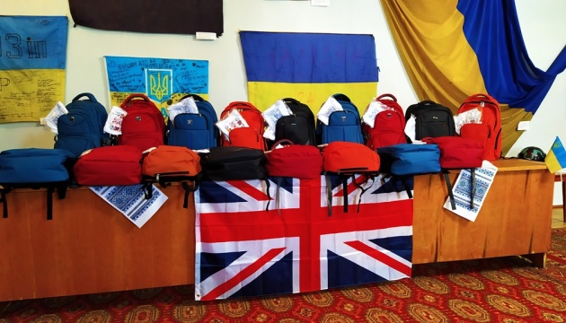 Українки з Манчестера зібрали до школи дітей з 20 родин загиблих учасників АТО/ООС