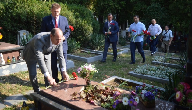 В Ужгороді поклали квіти на могили загиблих захисників України