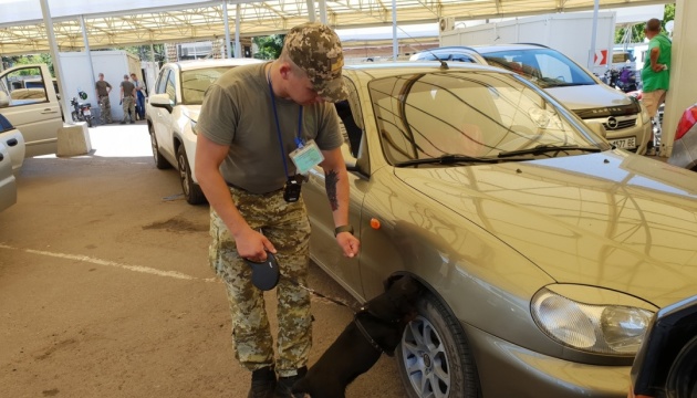 У пунктах пропуску на Донбасі в чергах - 230 автомобілів