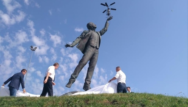 Klitschko unveils monument to Igor Sikorsky near Kyiv International Airport. Photos, video