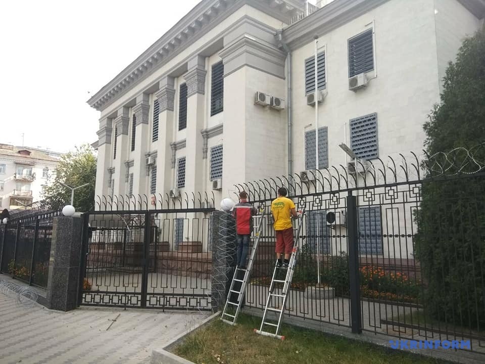 С посольства России в Киеве демонтировали колючую проволоку