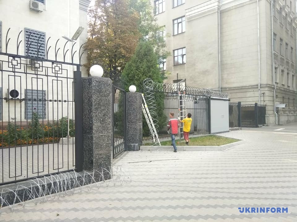 С посольства России в Киеве демонтировали колючую проволоку