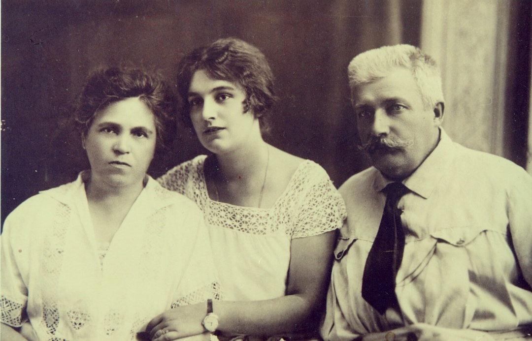 Вероніка Черняхівська з батьками. Київ, 1925