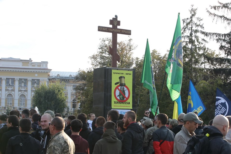 Харьков новости последнего часа. Бендеровцы у дворца президента. Харьков сегодня новости последнего часа.