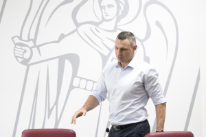 Кличко показал, как мыть руки, а заодно и боксерские перчатки