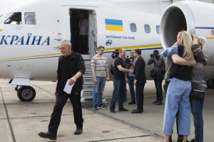 Полонених українців зустріли в