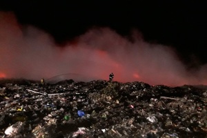 У Прилуках рятувальники гасять велику пожежу на сміттєзвалищі