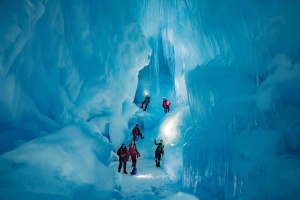 ウクライナの調査団、南極にて氷の洞窟への入口を再発見